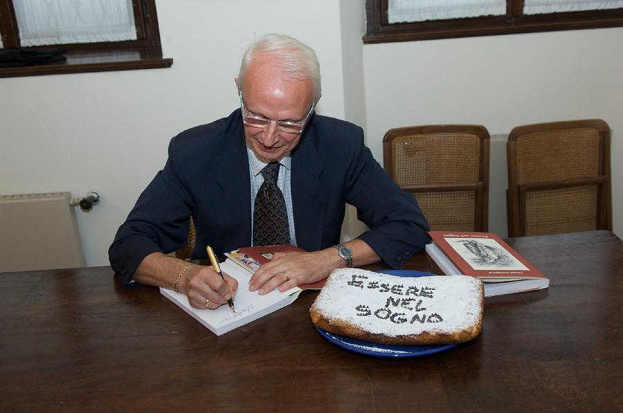 19 ...a chiusura il rinfresco con torta.jpg - 19 ...a chiusura il rinfresco con torta